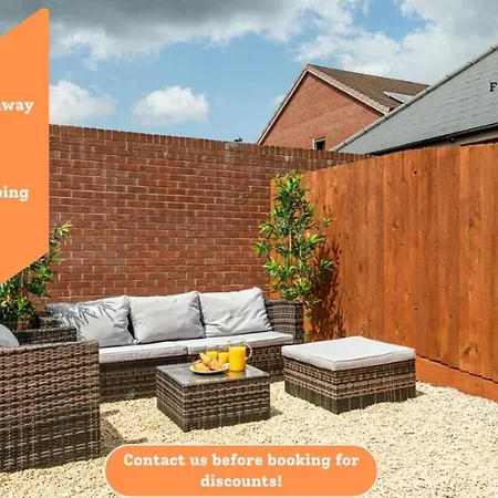 Large 3bed-parking & Garden-by Fabaccommodation Holiday home *