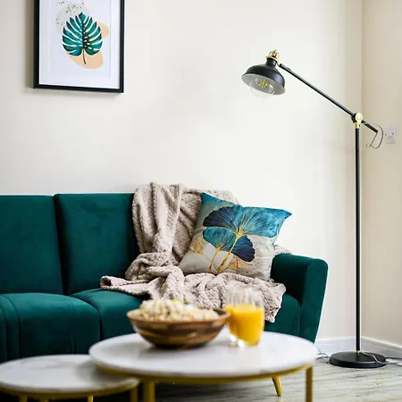 Large 3bed-parking & Garden-by Fabaccommodation *