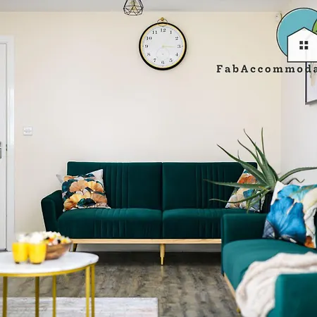 Large 3bed-parking & Garden-by Fabaccommodation Feriehus *