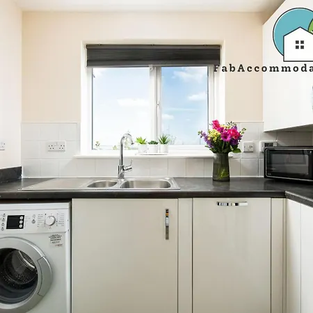 Holiday home Large 3bed-parking & Garden-by Fabaccommodation