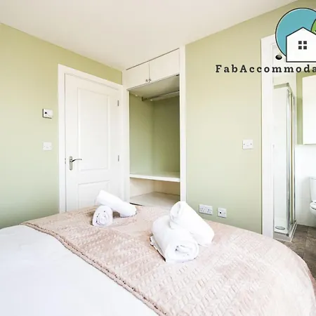 Large 3bed-parking & Garden-by Fabaccommodation Holiday home Bristol