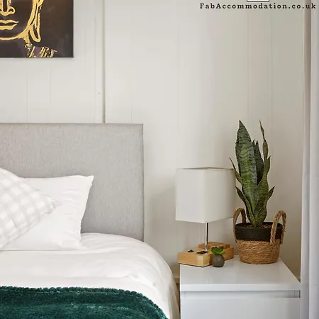 펜션 Large 3bed-parking & Garden-by Fabaccommodation *