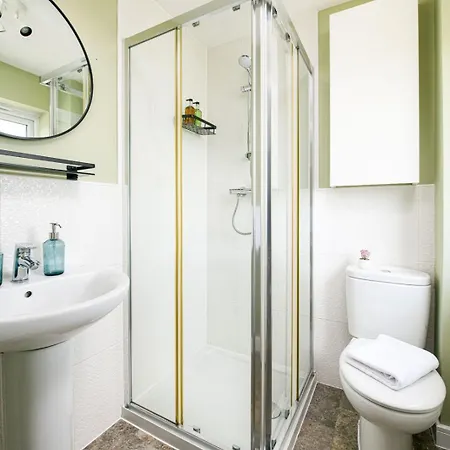 Large 3bed-parking & Garden-by Fabaccommodation *