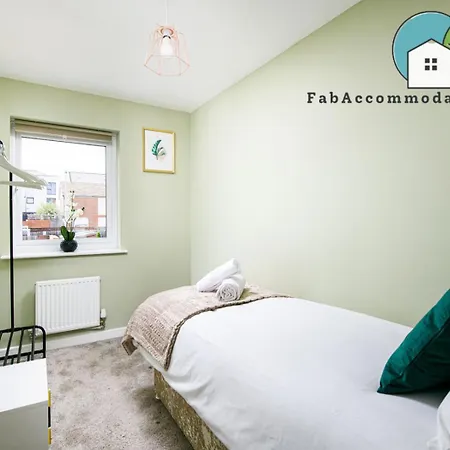 Large 3bed-parking & Garden-by Fabaccommodation