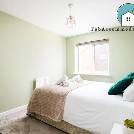 Large 3bed-parking & Garden-by Fabaccommodation Holiday home *