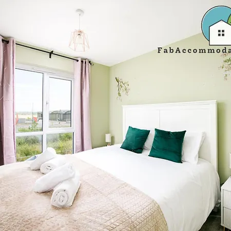 Feriehus Large 3bed-parking & Garden-by Fabaccommodation