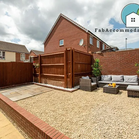 Large 3bed-parking & Garden-by Fabaccommodation Holiday home