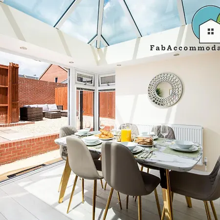 Large 3bed-parking & Garden-by Fabaccommodation Дом отдыха Бристоль